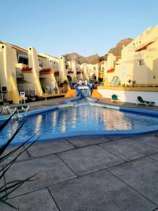 uma piscina no meio de um edifício em Mareverde Vacations Apartment em Adeje