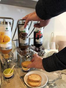 カターニアにあるDuomo Sant'Agata Apartmentのカウンターで一片の料理を作っている者