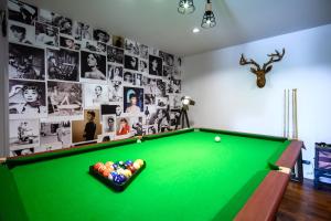 Biliár nebo kulečník v ubytování Benviar Tonson Residence