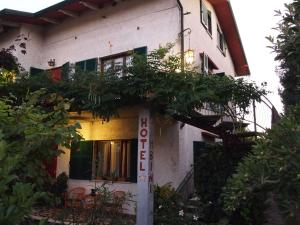un edificio con un cartel delante en Casa Cambini, en Marina di Massa