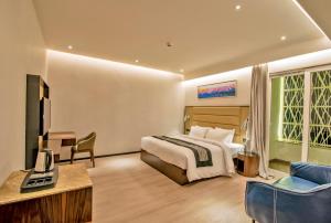 een hotelkamer met een bed en een bureau bij Enrise by Sayaji Nashik in Nashik