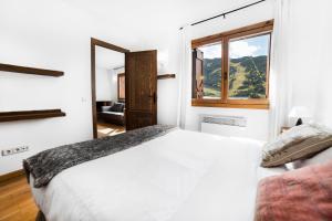 Tempat tidur dalam kamar di Esquirol Apartments
