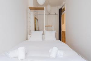 1 dormitorio con 2 camas y almohadas blancas en DIFY Lovely - Cordeliers, en Lyon