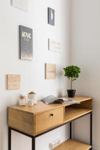 - un bureau en bois avec une plante sur un mur dans l'établissement DIFY Coeur de Lyon - Part Dieu, à Lyon