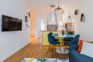 un soggiorno e una cucina con tavolo e sedie di DIFY Bonheur - Brotteaux a Lione