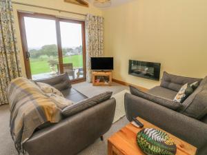 uma sala de estar com dois sofás e uma televisão em Nicky Nook Lodge em Preston