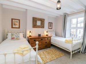 una camera da letto con due letti e una finestra di Rosie Cottage a Filey