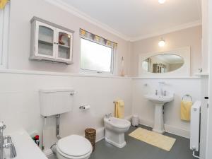 un bagno bianco con un water e un lavandino di Rosie Cottage a Filey Altre 18 foto