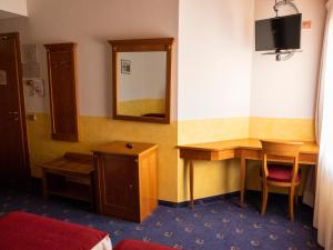 A television and/or entertainment centre at Hotel Ristorante Centrale
