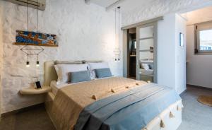 1 dormitorio con 1 cama grande en una habitación en Luxurious stoudio in Mandrakia 1 en Mandrakia