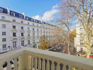 una vista da un balcone di un edificio bianco di Duke Of Leinster Hotel a Londra