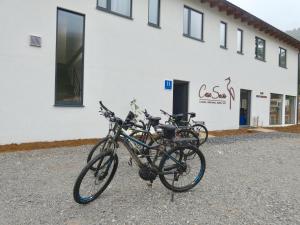 zwei Fahrräder, die vor einem Gebäude geparkt sind in der Unterkunft Albergue Casa Sueño in Salas