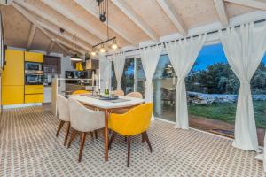 Η κουζίνα ή μικρή κουζίνα στο Cozy villa Nevia with private pool in Labin near Rabac