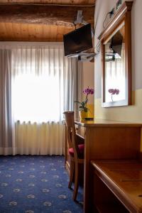 A television and/or entertainment centre at Hotel Ristorante Centrale