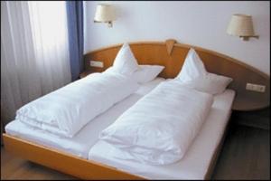 Postel nebo postele na pokoji v ubytování Hotel Landgasthof Birkenfelder Hof