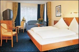Postel nebo postele na pokoji v ubytování Hotel Landgasthof Birkenfelder Hof