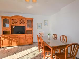 A television and/or entertainment centre at Leonor 2º 2ª