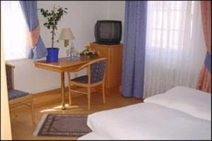 Postel nebo postele na pokoji v ubytování Hotel Landgasthof Birkenfelder Hof