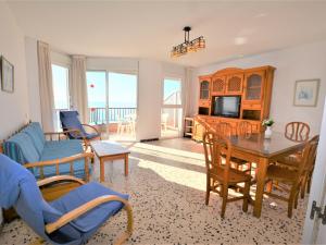 A seating area at Leonor 2º 2ª