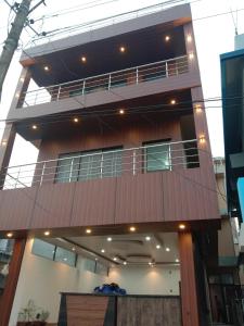 un edificio con balcón en la parte superior en Woodland Lodge and Restaurant, en Guwahati