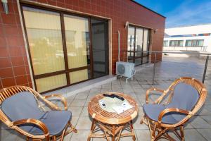 a patio with three chairs and a table and a table at Стая за гости Пентагона in Kŭrdzhali