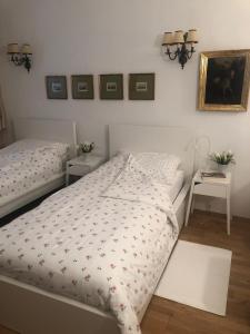 a bedroom with two twin beds and a table at Exquisites Gartenapartment in eleganter Jugendstilvilla in Vienna