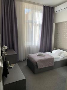 una camera con un grande letto e una finestra di Penzión Sport a Košice