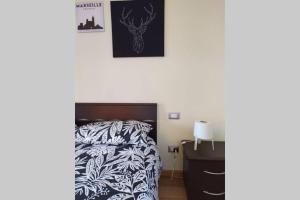 a bedroom with a bed and a picture on the wall at FORT. Montagna A307 in Rivisondoli