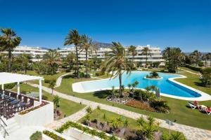 una vista aérea de un complejo con piscina en Los Granados I, Puerto Banus, Marbella, en Marbella