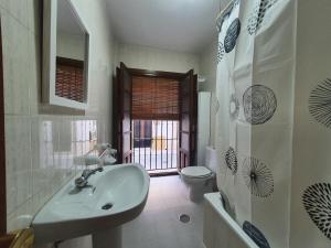 ein weißes Badezimmer mit Waschbecken und Toilette in der Unterkunft Apartamento Balcones del Tajo 2 in Ronda + 25 Fotos