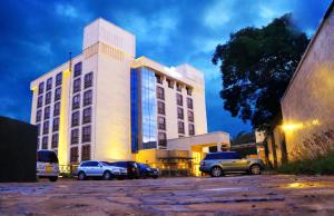 尼耶利The White Rhino Hotel的一座大楼，停车场里停满了汽车