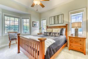 Schlafzimmer mit einem Bett, einem Stuhl und Fenstern in der Unterkunft Mountain Escape in Sugar Mountain