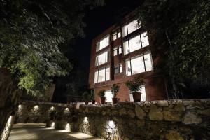 un edificio de ladrillo con ventanas por la noche en Brij Nest, Jaipur - An All Suite Boutique Hotel, en Jaipur