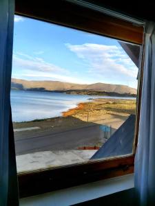 una ventana de tren con vistas al agua en Hotel Spa Nieves Del Cerro en Caviahue