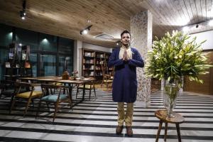 斋浦尔Brij Nest, Jaipur - An All Suite Boutique Hotel的站在房间中间的人