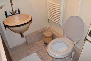 un bagno con lavandino e WC di Captain's View a Mythimna
