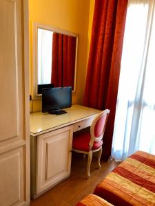 a desk with a computer on it in a bedroom at Alle Torri in Marghera