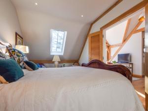 Un dormitorio con una cama grande y una ventana en Sycamore, en Bibury