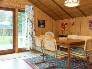 Binderup Strandにある6 person holiday home in Bjertのダイニングルーム(木製テーブル、椅子付)