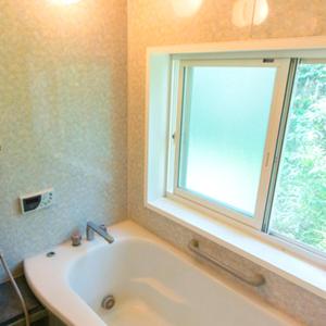 佐渡市的住宿－Guest house Third Place，带浴缸的浴室和窗户。