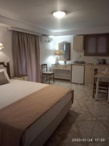 a hotel room with a bed and a kitchen at Bellarias House in Nydri