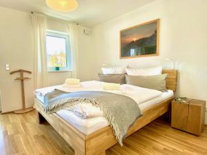 sypialnia z dużym łóżkiem w pokoju w obiekcie FeWo Königsseer Ache w mieście Berchtesgaden