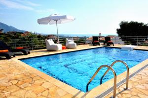 The swimming pool at or close to Villa Verde