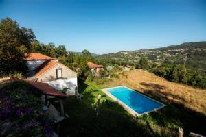 una vista aérea de una casa y una piscina en Casa de Santa Cristina, en Alpendurada