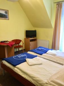 Posteľ alebo postele v izbe v ubytovaní OWR Relax - Hostel położony blisko atrakcji turystycznych