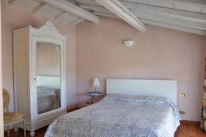 een slaapkamer met een bed en een grote spiegel bij la casa rossa nel bosco in Cantù