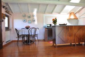 een keuken en eetkamer met een tafel en stoelen bij la casa rossa nel bosco in Cantù