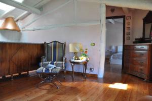 een woonkamer met een stoel en een tafel bij la casa rossa nel bosco in Cantù