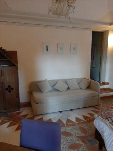 sala de estar con sofá y silla azul en Subretia Residenze Di Campagna, en Montefalco