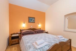 Ένα ή περισσότερα κρεβάτια σε δωμάτιο στο Apartment Roko Trogir-Ljubitovica